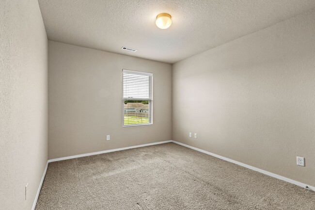 Building Photo - Beautiful home Located in desirable west F...