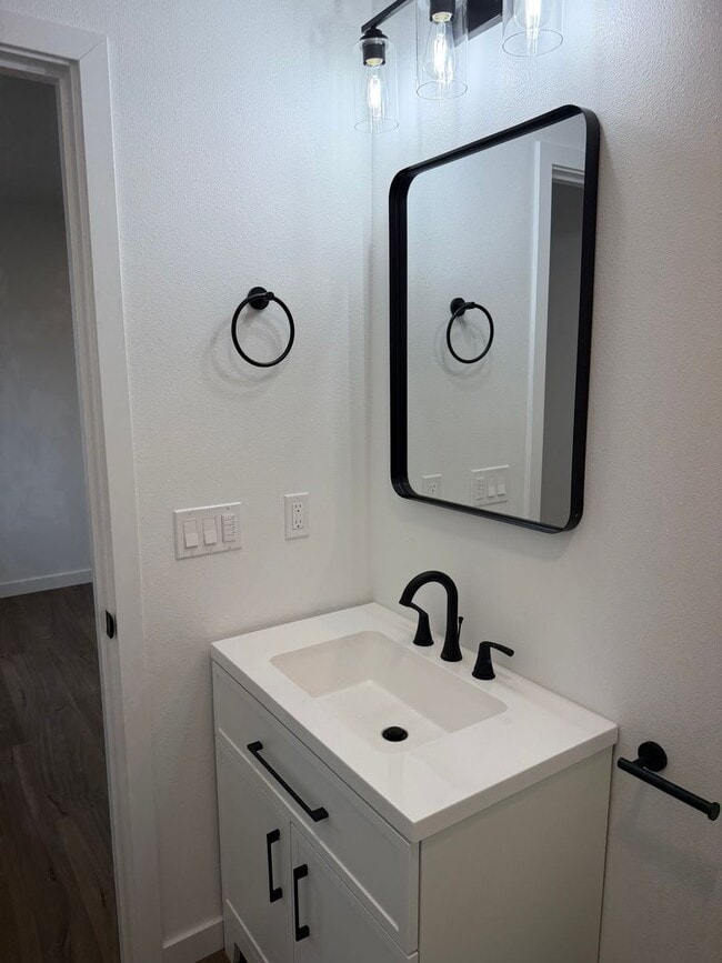 Building Photo - Brand new 3 bedroom 3 full bath townhouse in Thurston!