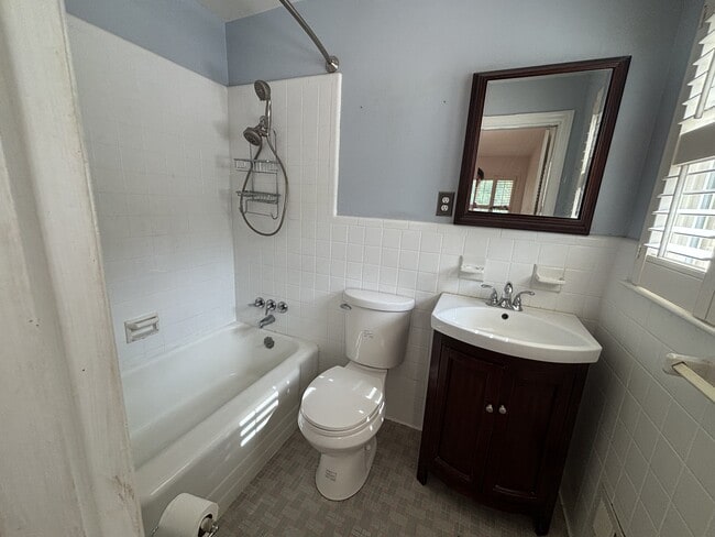 Building Photo - 726 Wisteria Dr
