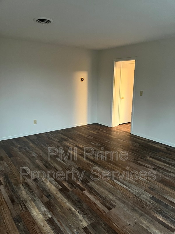 Building Photo - 1571 Morris Ave
