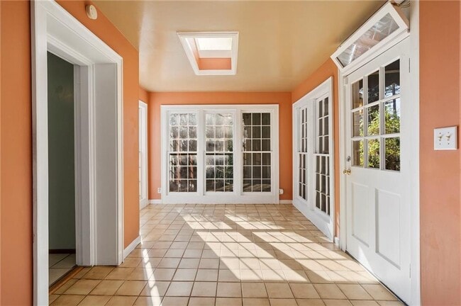 Building Photo - 2451 Warwick Cir NE