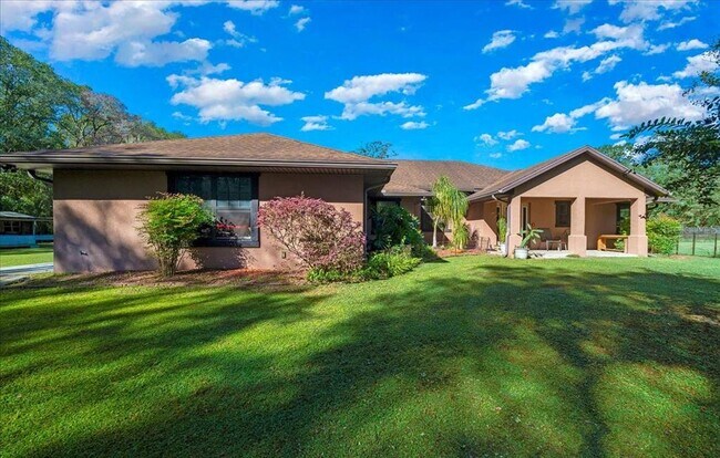 Building Photo - 3135 NE 49th St