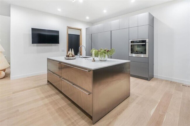 Building Photo - 1736 Cox Rd