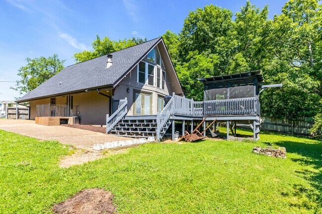 Building Photo - Available now! 3 BR/3BA Madson riverfront ...