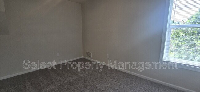 Building Photo - 2152 Fox Ave