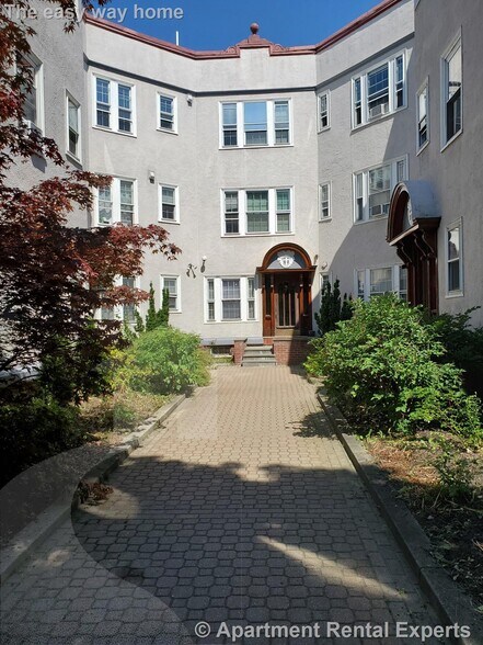 Building Photo - 154 Magazine St