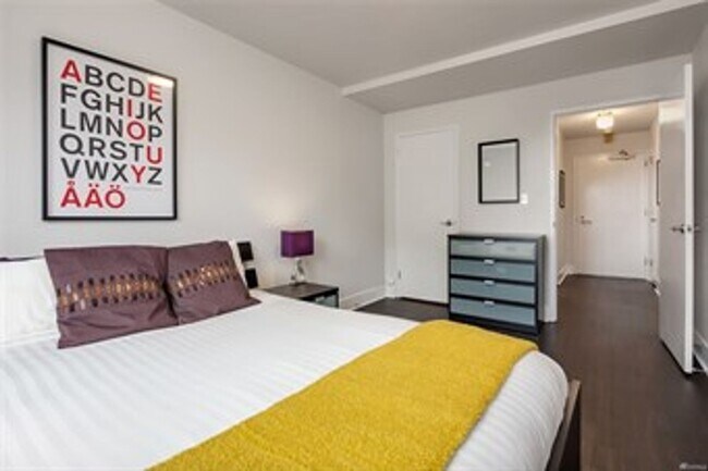 Building Photo - $250 off first month's rent!!!! Highly des...