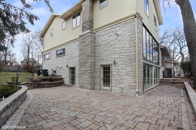 Building Photo - 1528 Sheridan Rd