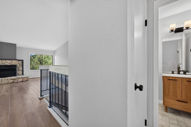 Building Photo - Beautiful 2BR/2BA Townhome with Valley Views, Covered Parking & In-Unit Laundry