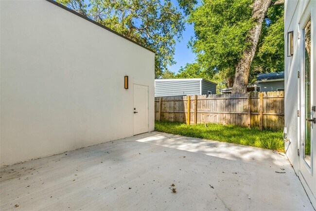 Building Photo - 412 W Amelia Ave