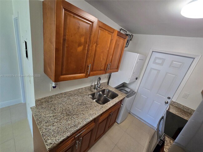 Building Photo - 716 NW 14th Way