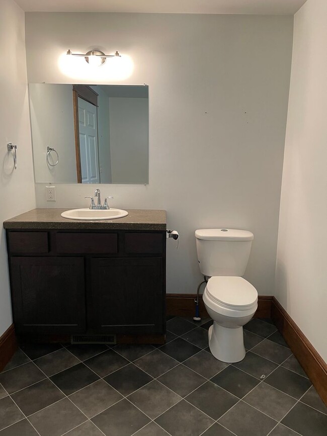 Building Photo - Three Bedroom Single Family Home - Close to everything!