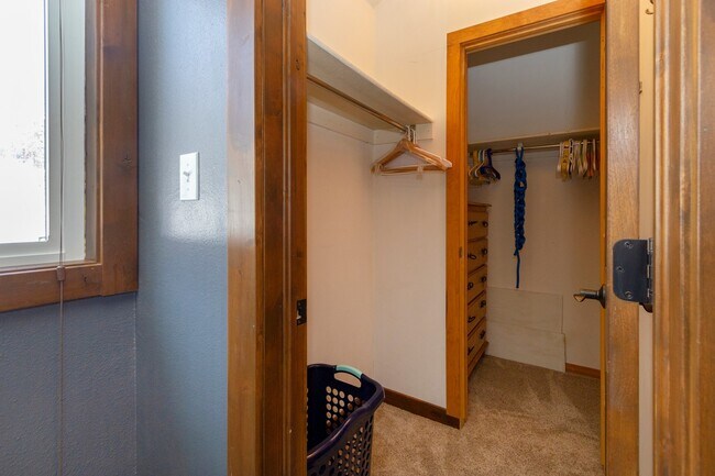 Building Photo - Woodworks Townhome- 3 Bedroom/3 Bath Unit w/Updated kitchen on the Bus Route