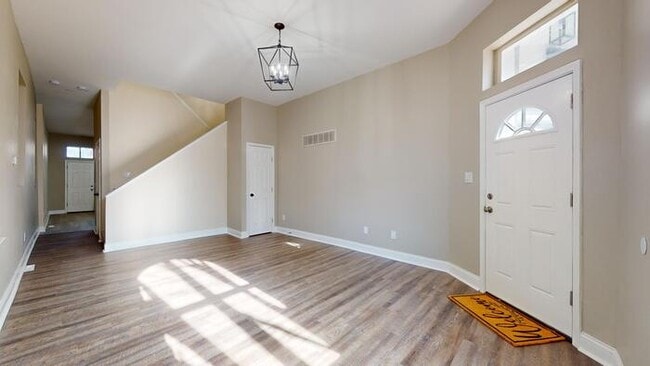 Building Photo - Renovated 4Bd 2.5 Bth Town Home Near Soula...