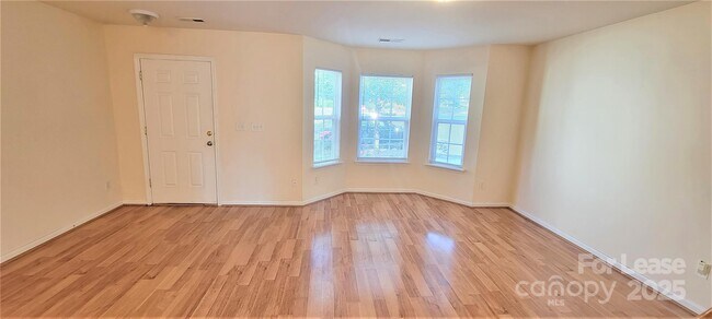 Building Photo - 915 Par One Ct