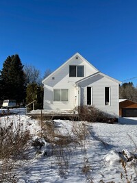 Building Photo - AVAILABLE NOW - New Renovation - 2 Bed 1 Bath