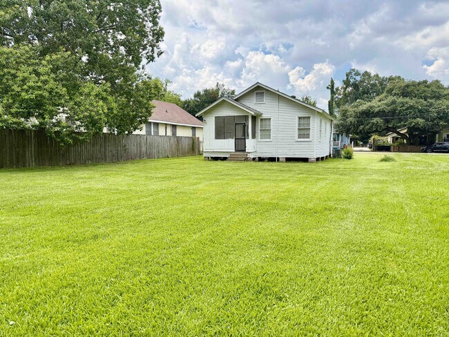 Building Photo - 2554 Zeeland Ave