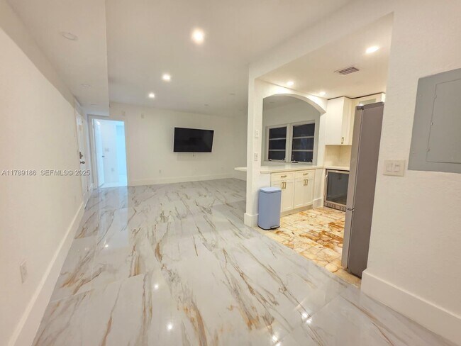 Building Photo - 760 Euclid Ave