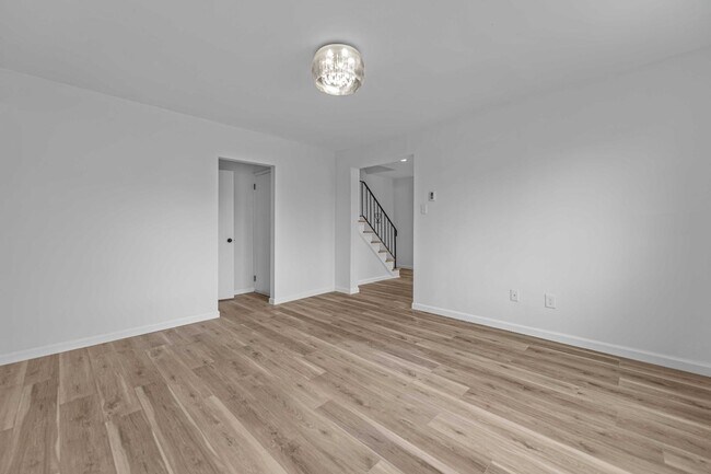 Building Photo - 461 Hale St