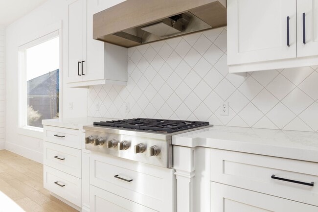 Building Photo - 6 bed / 4 bath / 3 car garage custom home in Pecan Valley