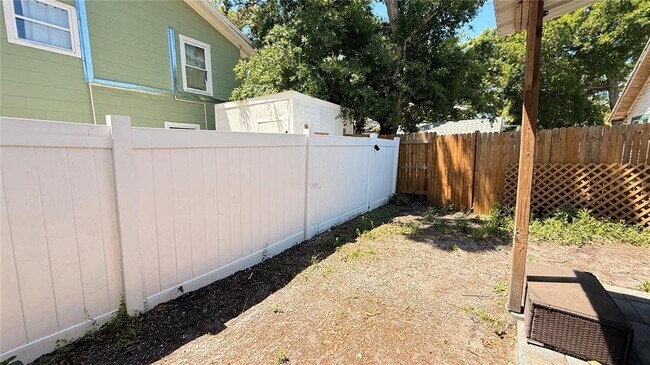 Building Photo - 905 Jones St