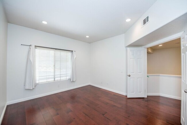 Building Photo - Anaheim Hills Beauty