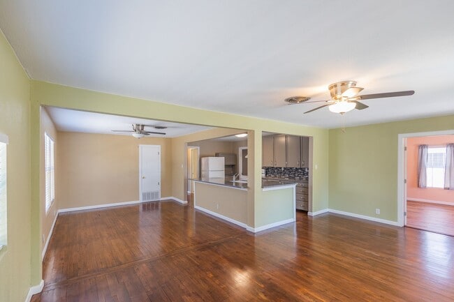 Building Photo - Cozy 3 Bed 2 Bath Home - Pets on Owner App...