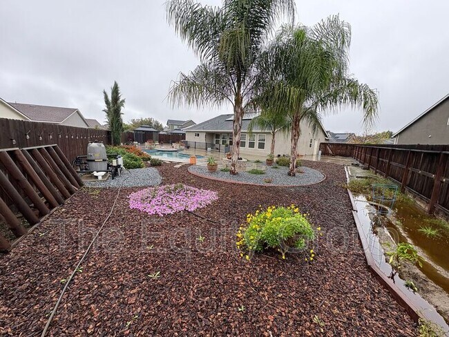 Building Photo - 4201 W Wren Ave