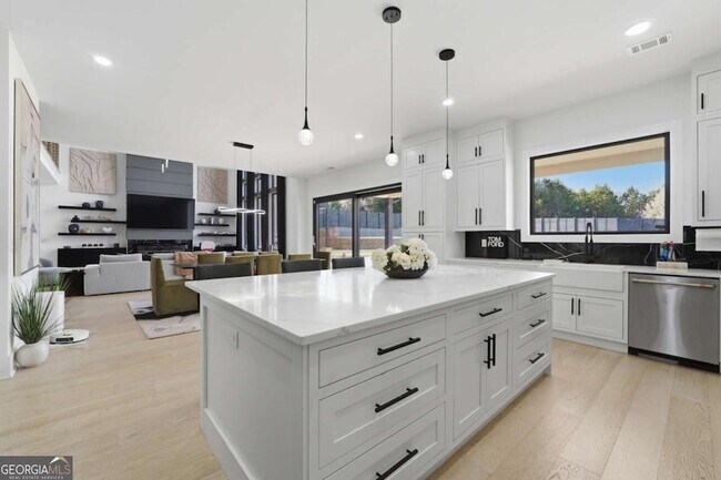 Building Photo - 556 Versailles Dr