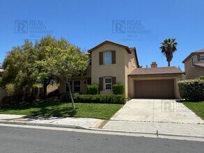Building Photo - Huge Kitchen, Downstairs Bedroom, and More...