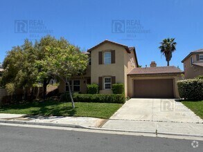 Building Photo - Huge Kitchen, Downstairs Bedroom, and More...
