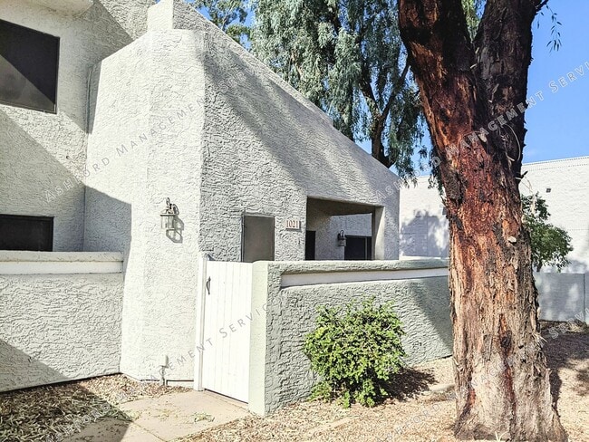 Building Photo - 3 BEDROOM 3 BATH END UNIT TOWNHOME IN GATE...