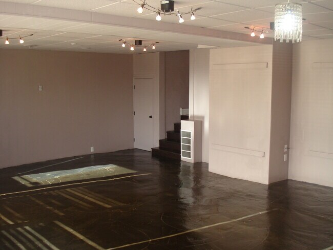 Building Photo - 1002 W Oakland Ave
