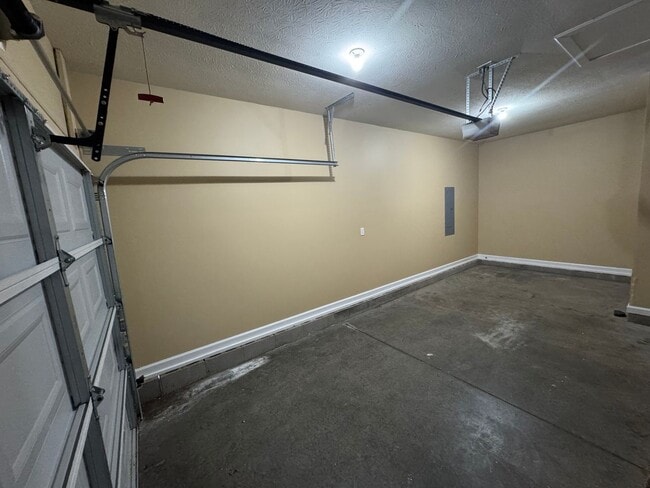 Building Photo - Spacious 3 bedroom, two bathroom home close to GM, Magna and Industrial Park