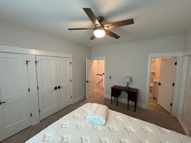 Building Photo - Lightly Furnished 4BR, 4BA Chapel Hill Hom...