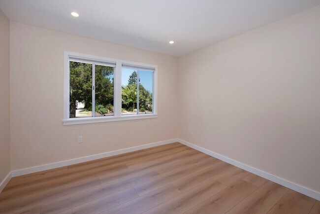 Building Photo - Remodeled Mesa Home Steps From Shoreline Park!