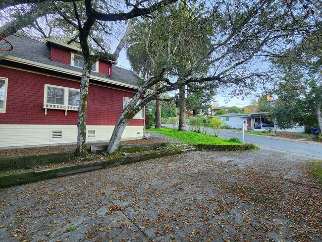 Building Photo - 7251 Maple Ave