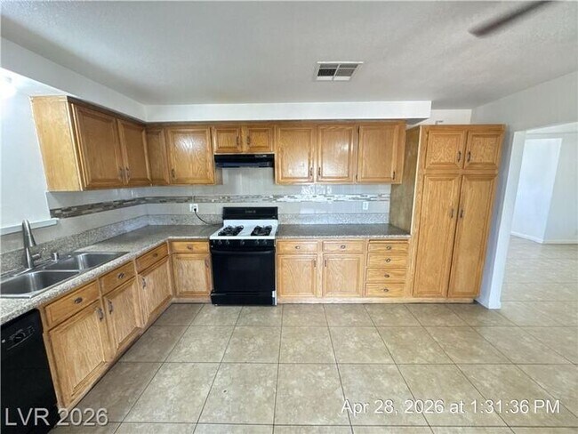 Building Photo - Charming Single-Story Home with Granite Kitchen & No HOA