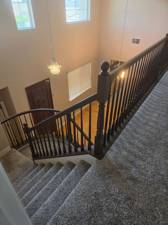 Building Photo - Stunning 4 Bed, 4 Bath Two-Story Home