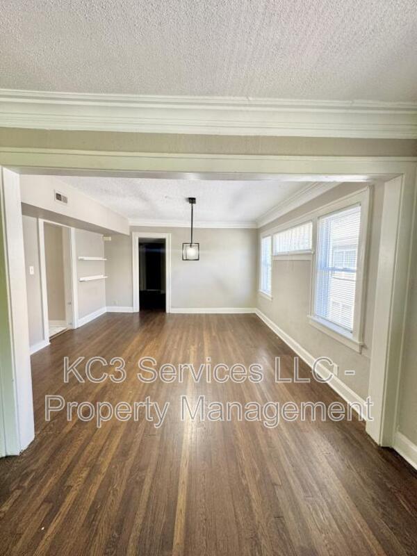 Building Photo - 5122 The Paseo