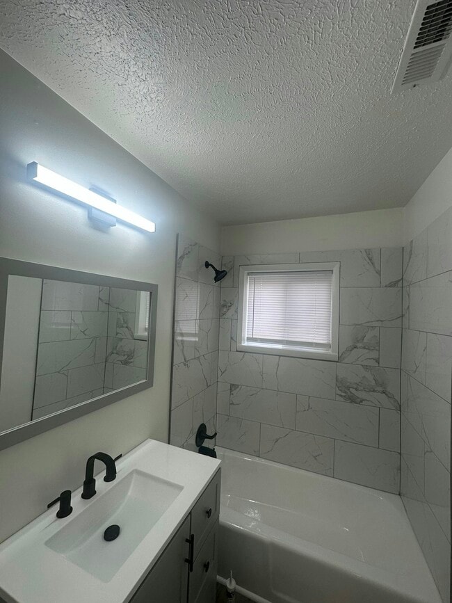 Building Photo - 912 Orange St