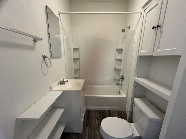 Building Photo - Conveniently located 1-bedroom, 1-bath apa...