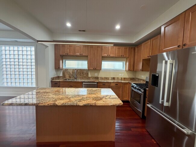 Building Photo - 6220 S Kimbark Ave