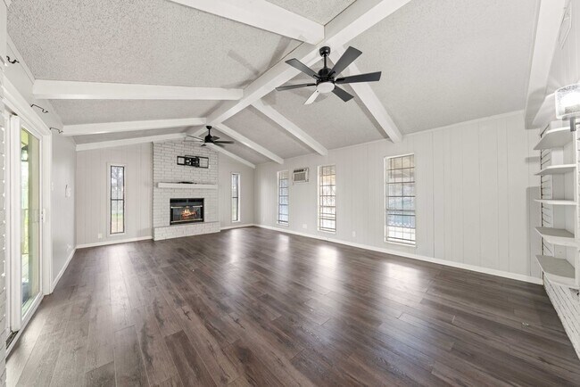 Building Photo - 4402 Seabreeze Dr