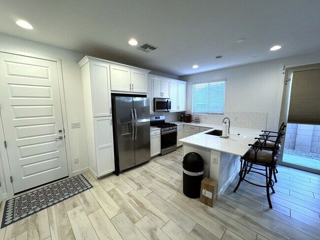 Building Photo - 2024 Beautiful Furnished 3 Bedroom 2 Bath with Private Suite near Sports Venues