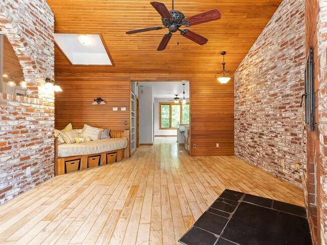 Building Photo - 1113 E Walnut St