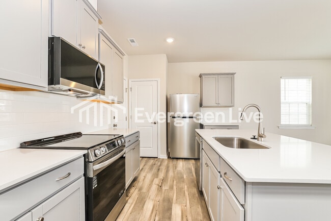 Building Photo - 5519 Hydrangea St