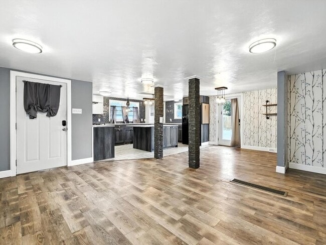 Building Photo - 2402 W 17th St