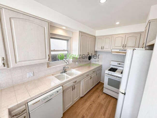 Building Photo - 1510 W Oceanfront