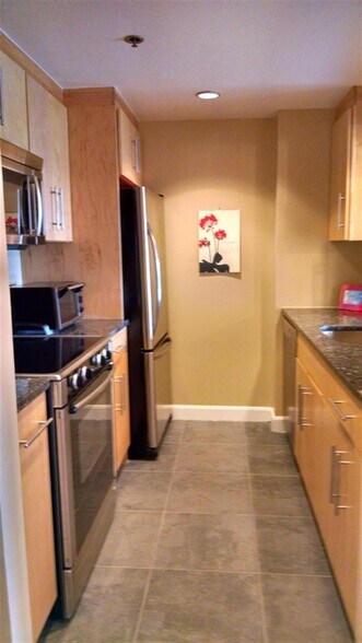 Building Photo - 931 Massachusetts Ave